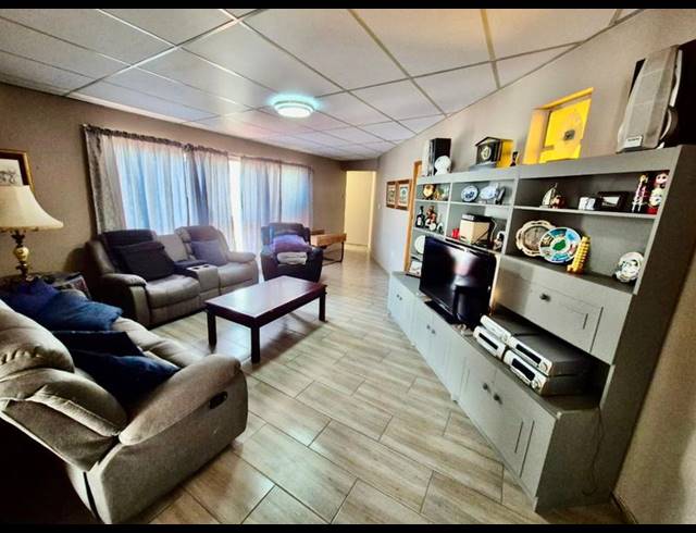 5 BEDROOM HOUSE FOR SALE IN DORINGKLOOF